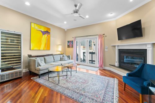 2012 Leavitt St, Chicago, IL 60608-2526