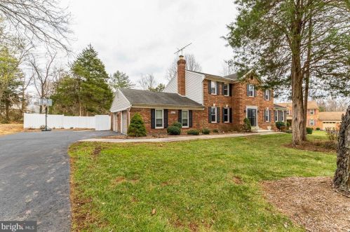 927 Holly Creek Dr, Great Falls, VA 22066-1214