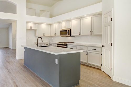 8820 Laguna Star Dr, Elk Grove, CA 95758-6301