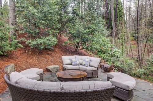 5175 Falcon Chase Ln, Atlanta GA  30342-2155 exterior