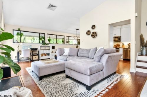 136 Overlook Dr, Clinton, NJ 08809-1109