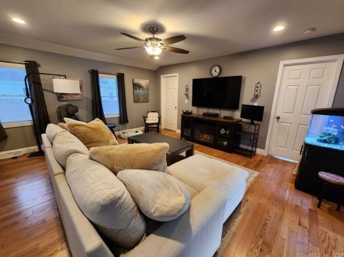 25 Alpine Cir, Sandy Hook CT  06482-1256 exterior