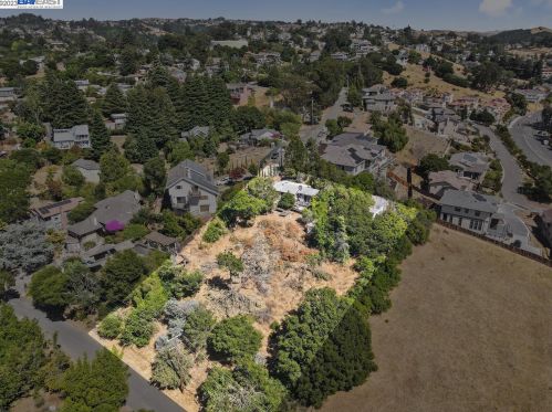 2550 Hillcrest Ave, Hayward, CA 94542-1613
