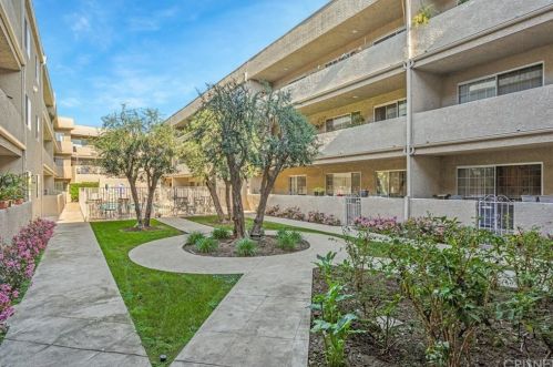 4647 Willis Ave, Van Nuys CA  91403-2677 exterior