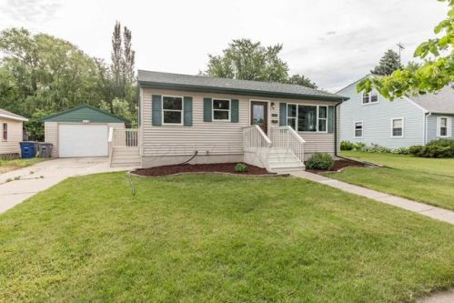 1112 10th St, Moorhead, MN 56560-1554