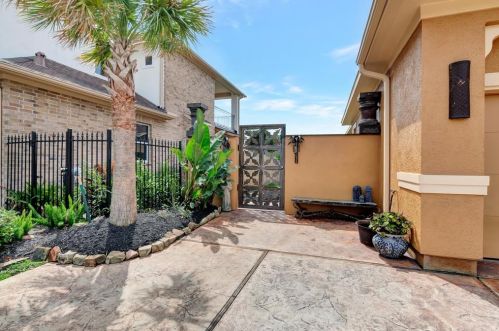 2417 Blue Canoe Ct, Taylor Lake Village, TX 77586-1735