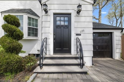 1125 Forest Dr, Clark, NJ 07066-2611