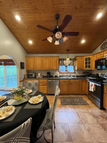 16 Lori Dr, Providence, RI 02911-1165