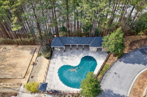 101 Bainbridge Dr, Atlanta GA  30327-4269 exterior