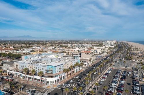 711 Pacific Coast Hwy, Huntington Beach CA  92648-5052 exterior
