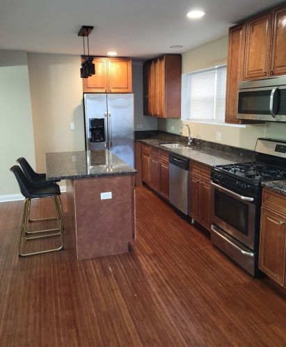 8104 Kingston Ave, Chicago, IL 60617-1231