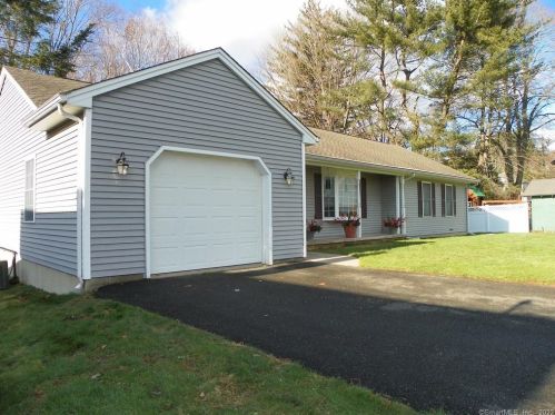 18 Connecticut Ave, Southington, CT 06489-2319