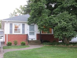 6911 Ackley Rd, Cleveland, OH 44129-4543