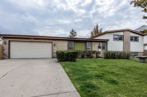 3211 Greenbriar Dr, Glenview, IL 60025-4545