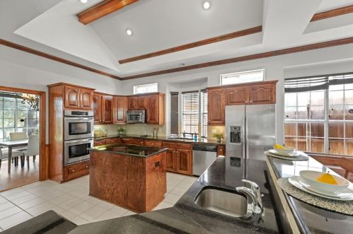 2033 Le Mans Dr, Carrollton TX 75006-4337 exterior