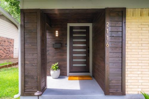 2116 Rockwood Dr, Carrollton TX 75007-5723 exterior