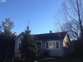 860 Roselawn St, Portland, OR 97211-3833