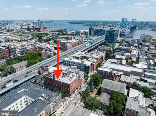 205 4th St, Philadelphia PA 19106-1855 exterior