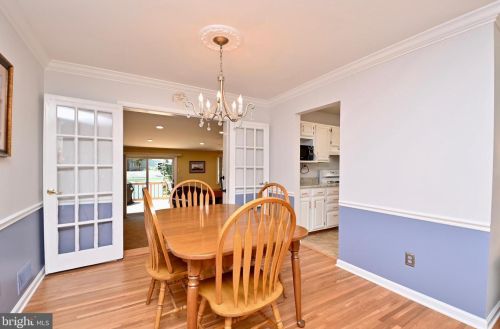 8513 Fairburn Dr, Springfield VA  22152-3225 exterior