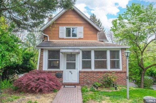 854 Park Ave, River Edge, NJ 07661-2421