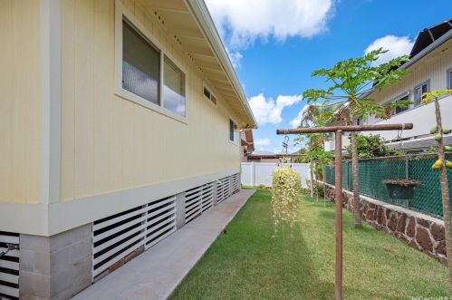 652 9 Ave, Honolulu HI  96816-2101 exterior