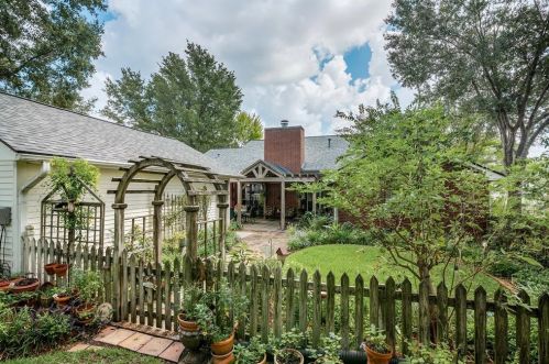 9796 Shr Dr, Conroe TX  77318-6652 exterior