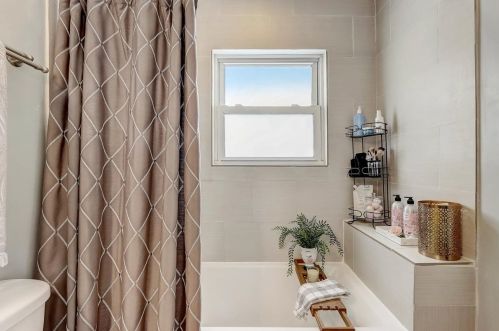 413 Indianwood Dr, Carol Stream IL  60188-1561 exterior