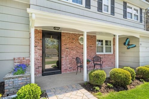 21 Cullen Dr, Town Center, NJ 07052-1703