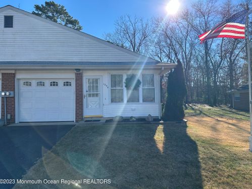 154 Rosewood Dr, Lakehurst, NJ 08759-3838