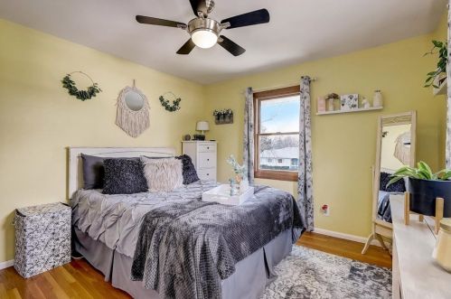 413 Indianwood Dr, Carol Stream IL  60188-1561 exterior