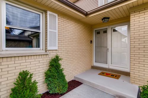 1309 Lama Ln, Mount Prospect, IL 60056-1843
