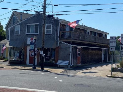 14 Phillips St, North Kingstown, RI 02852-5126