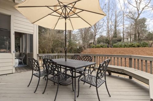304 Frst Vly Ct, Atlanta GA  30342-2353 exterior