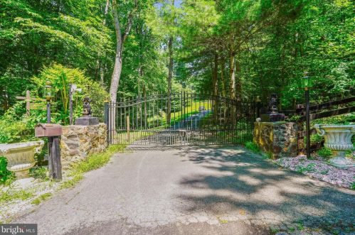 7501 Evans Ford Rd, Clifton, VA 20124-1806