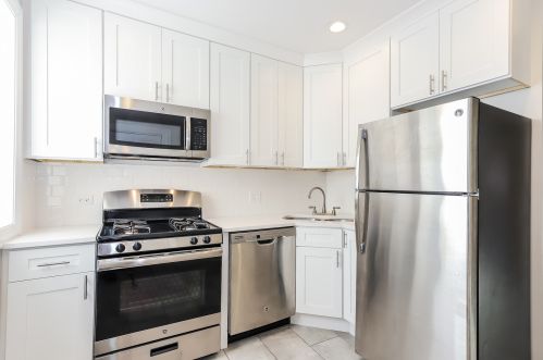 2053 Birchwood Ave, Chicago, IL 60645-2173