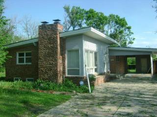 2947 Fairmount St, Wichita, KS 67220-2416