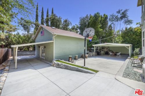 2832 Mayfield Ave, Glendale CA 91214-3816 exterior