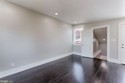 950 Front St, Philadelphia PA 19147-0043 exterior