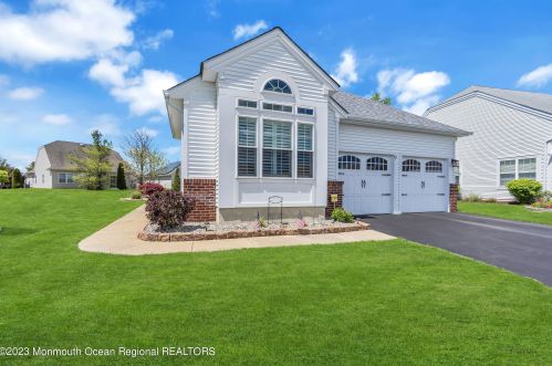 9 Chambord Ct, Lakehurst, NJ 08759-6153