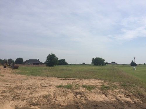 8 Chisholm Ln, Enid, OK 73703-1017