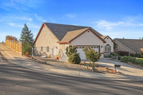 1045 Mockingbird Ln, Valley Springs, CA 95252-8874