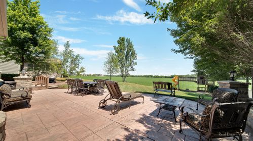 1910 Parkside Dr, Sycamore IL  60178-3315 exterior