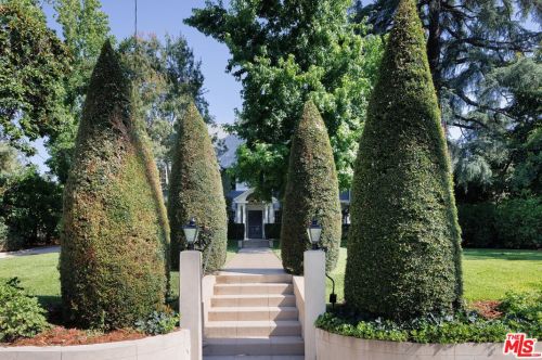 1285 New York Dr, Altadena, CA 91001-3145