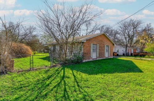 6215 Club Ter, Austin TX  78741-3305 exterior