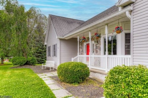 19 Cambridge Rd, Lafayette, NJ 07848-3011