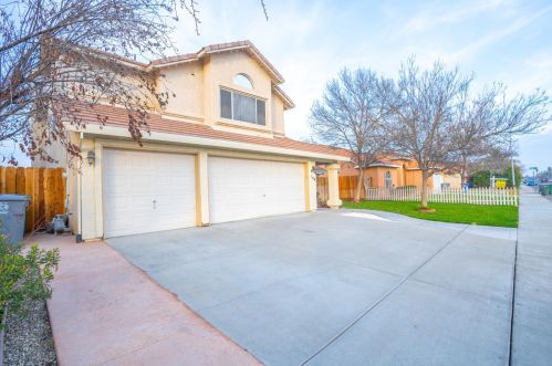166 Santa Barbara St, Los Banos, CA 93635-6307