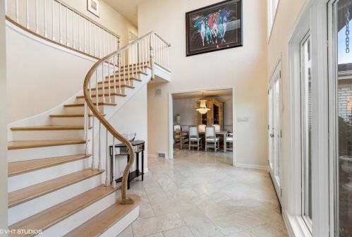 1055 Summit Dr, Bannockburn, IL 60015-1879