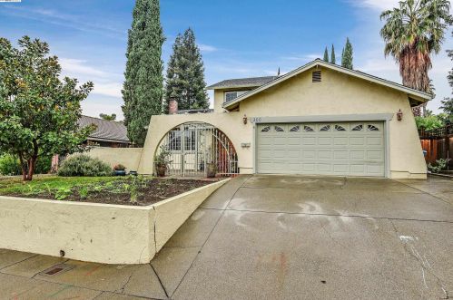 300 Alamo Dr, Vacaville, CA 95688-2426