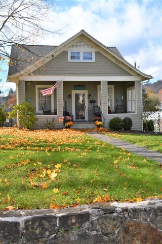 141 Walnut St, Fort Spring, WV 24970-1765
