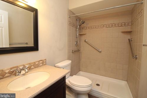 29 Barclay Ct, Trenton NJ  08648-1454 exterior